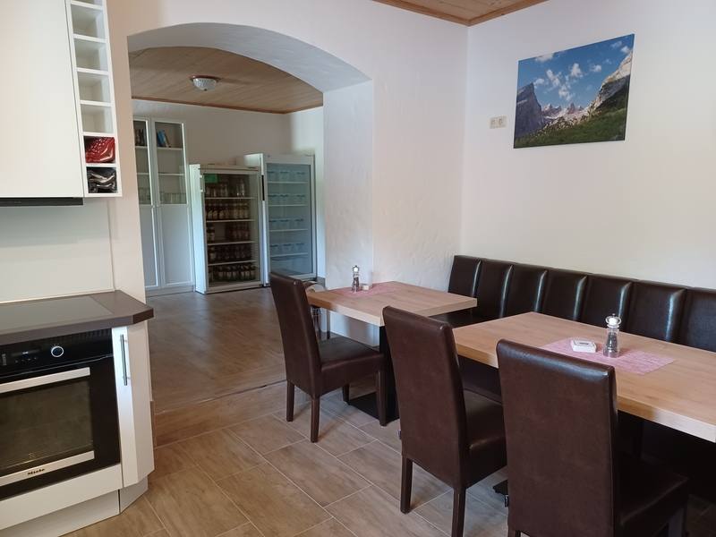 Gästeküche mit Backofen und Sitzgruppe