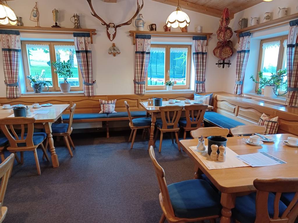 Gemütlicher Frühstücksraum mit Holzmöbeln