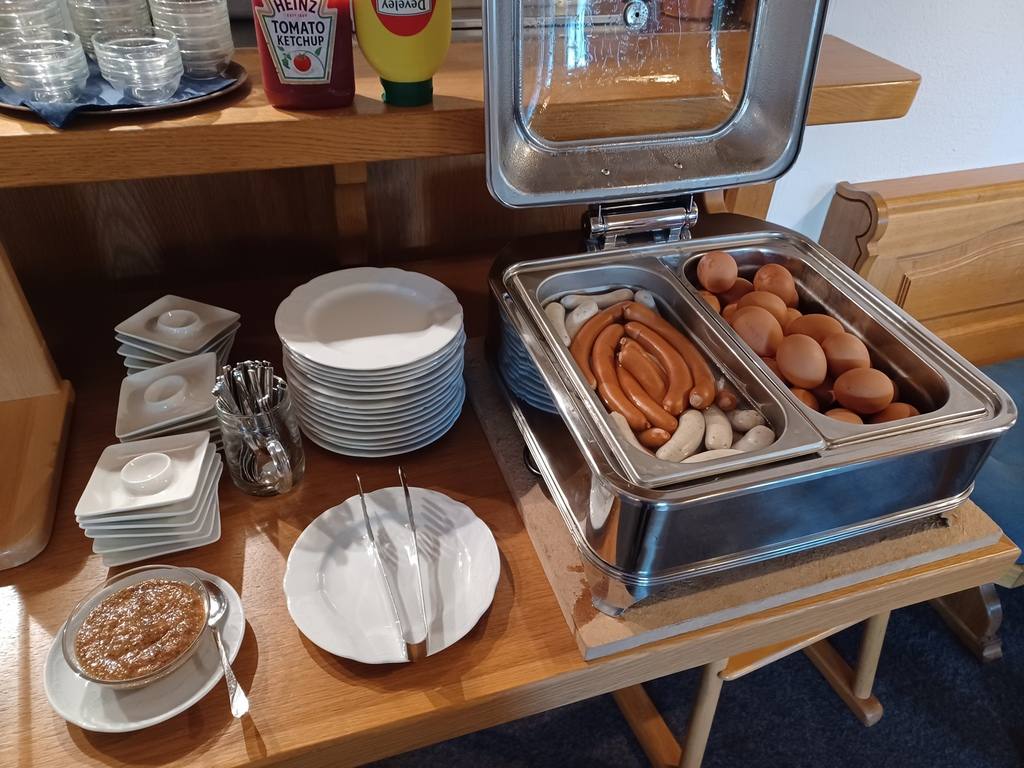 Buffet mit Würstchen und Eiern