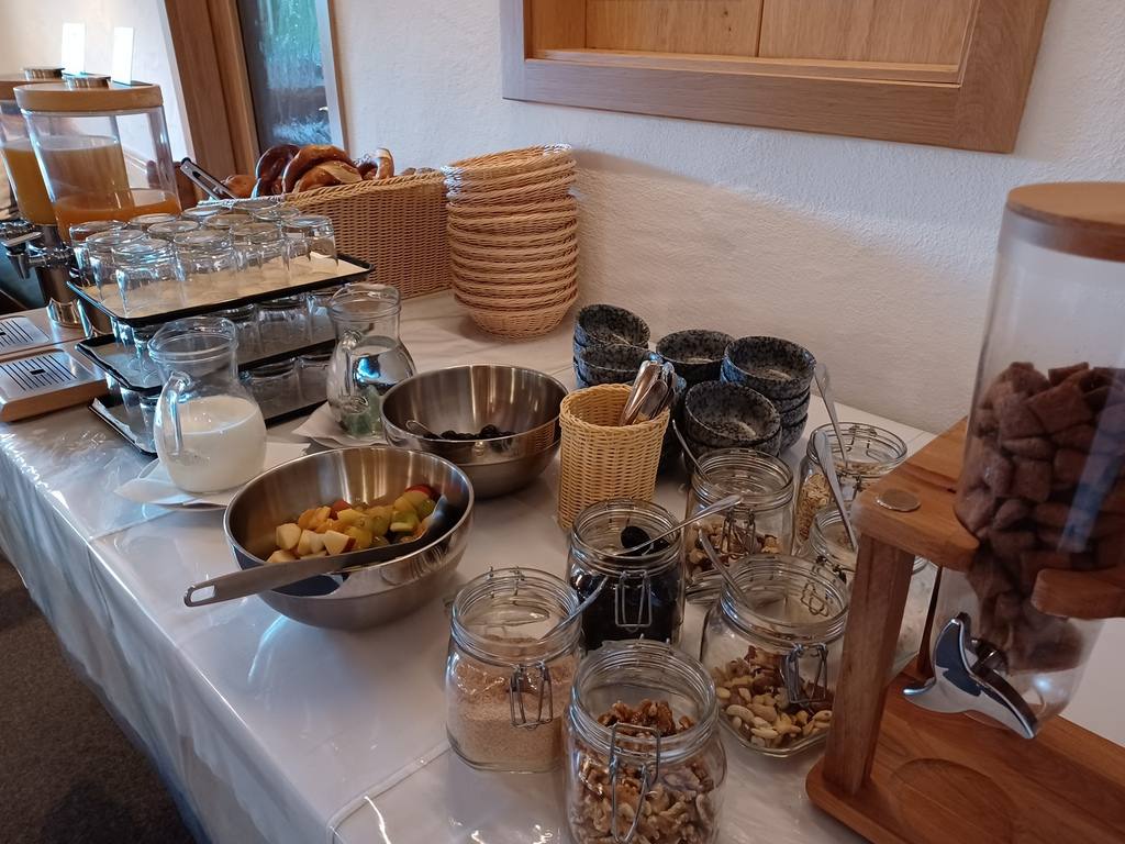 Buffet mit Müsli-Gläsern und Schüsseln