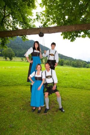 Ihre Gastgeber in Tracht: hinten Michaela Graßl und Anton Graßl, vorne Johanna Graßl und Siegfried Graßl