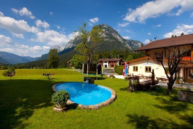 Gasthof Baltram mit Swimmingpool vor dem Watzmann-Massiv