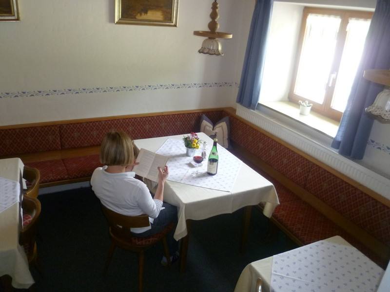 Gaststube mit Tiroler Eckbank und Window Table