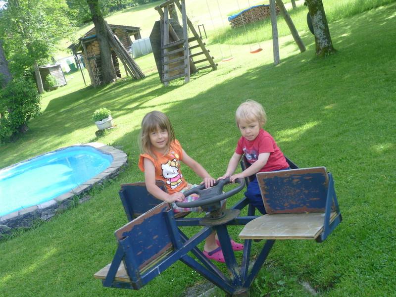 Kinder spielen auf dem Mähdrescher-Spielgerät