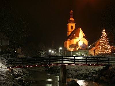 Kirche in Ramsau bei Nacht mit Beleuchtung