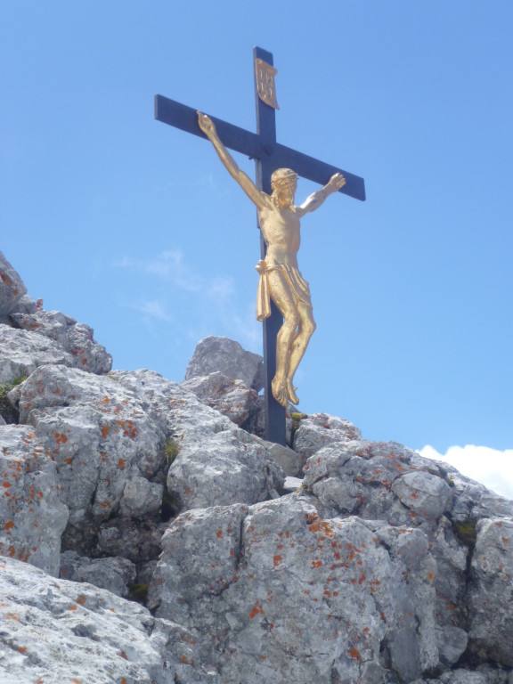 Gipfelkreuz auf felsigem Berggipfel