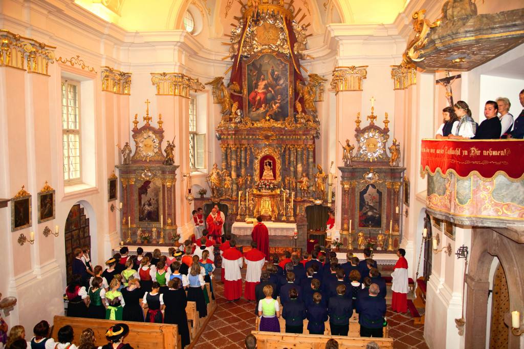 Kircheninneres mit Altar und Chor