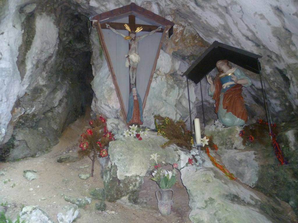 Felskapelle mit Kruzifix und Opferkerzen