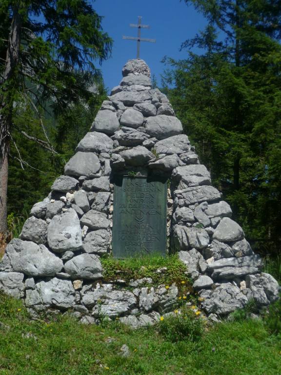 Steinmarterl auf einer Wiese