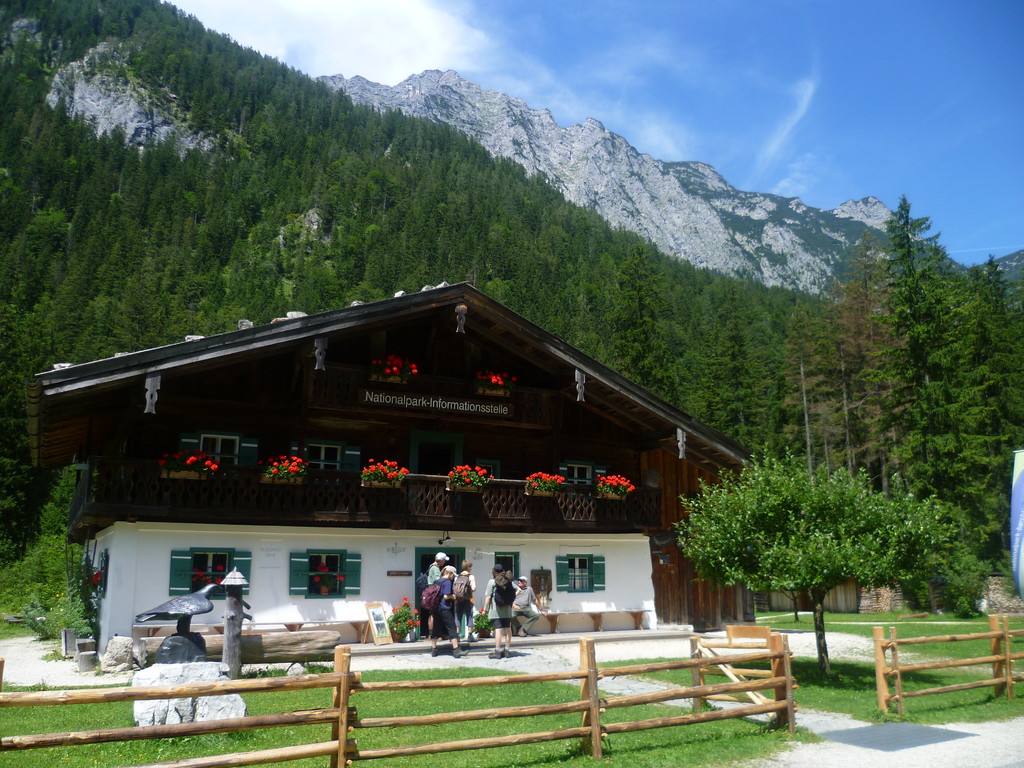 Holzhaus mit Balkon vor Bergkulisse