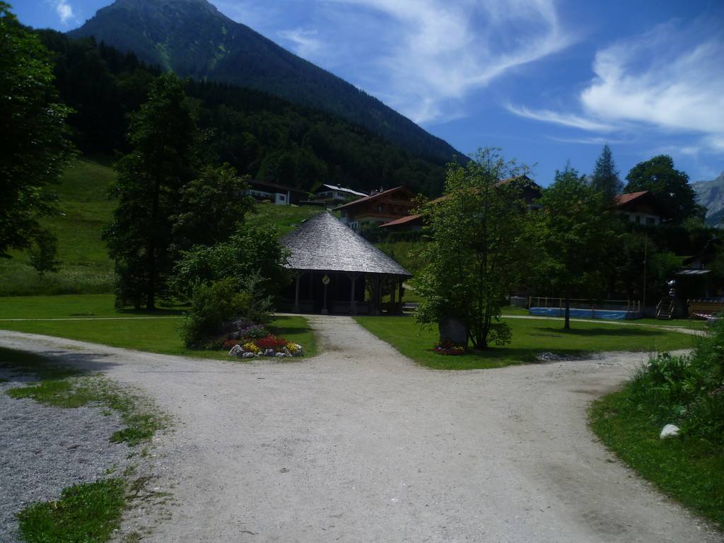 Wanderweg mit Pavillon in einer Parkanlage
