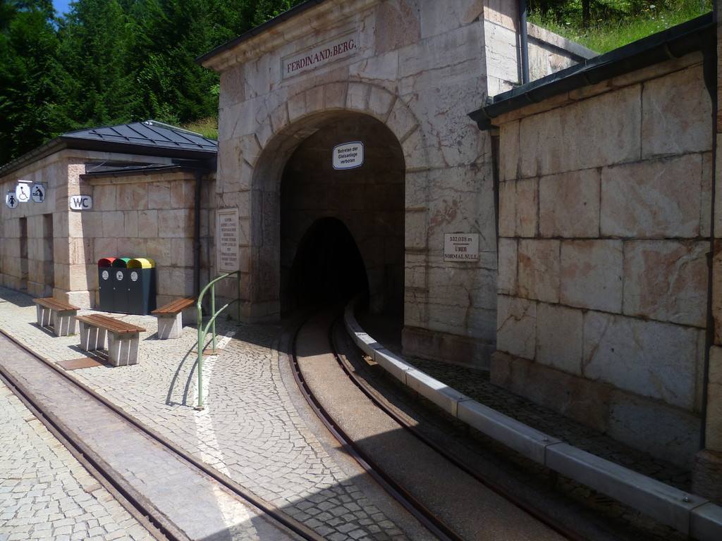 Felsentoreinfahrt mit Gleisen