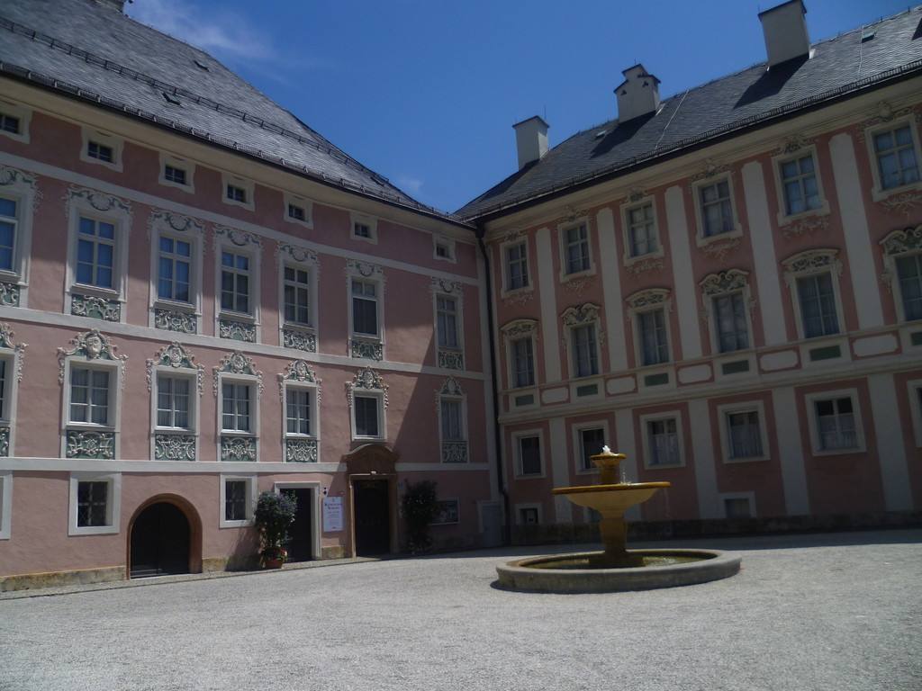 Historische Schlossfassade mit Brunnenhof