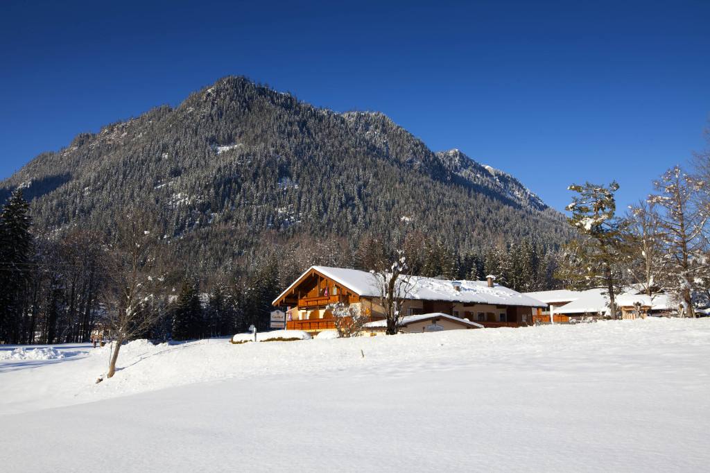 Verschneite Berglandschaft um den Gasthof