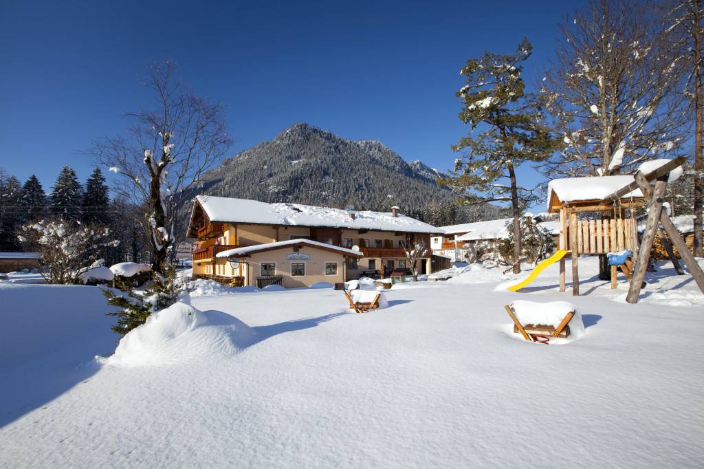Gasthof Baltram im Schnee mit Spielplatz