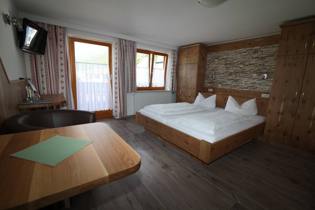 Doppelzimmer mit Bergblick und Sitzgarnitur