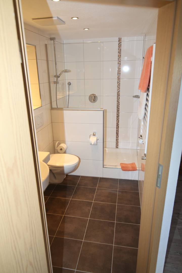 Doppelzimmer mit Steinvand und Flachbildfernseher