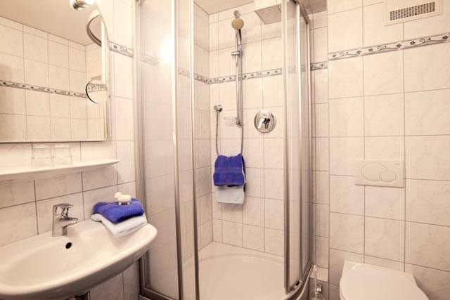 Zimmer mit roter Eckbank und Tisch