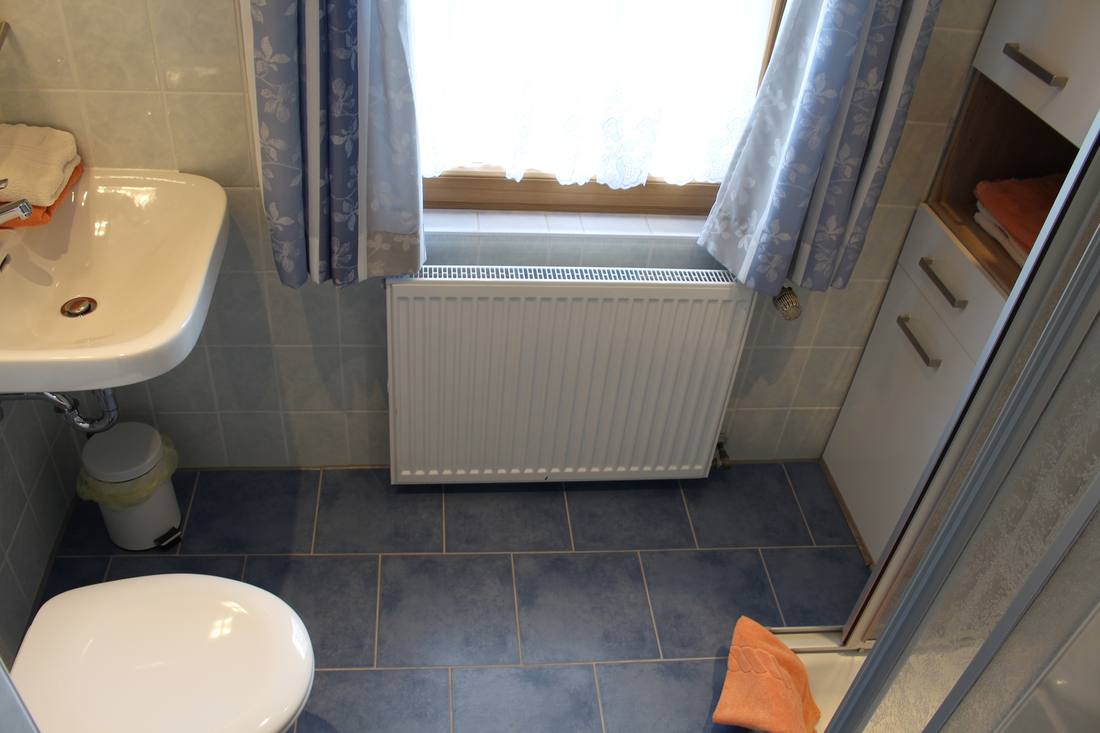 Zimmer mit Empore und Holzmöbeln im Nebengebäude