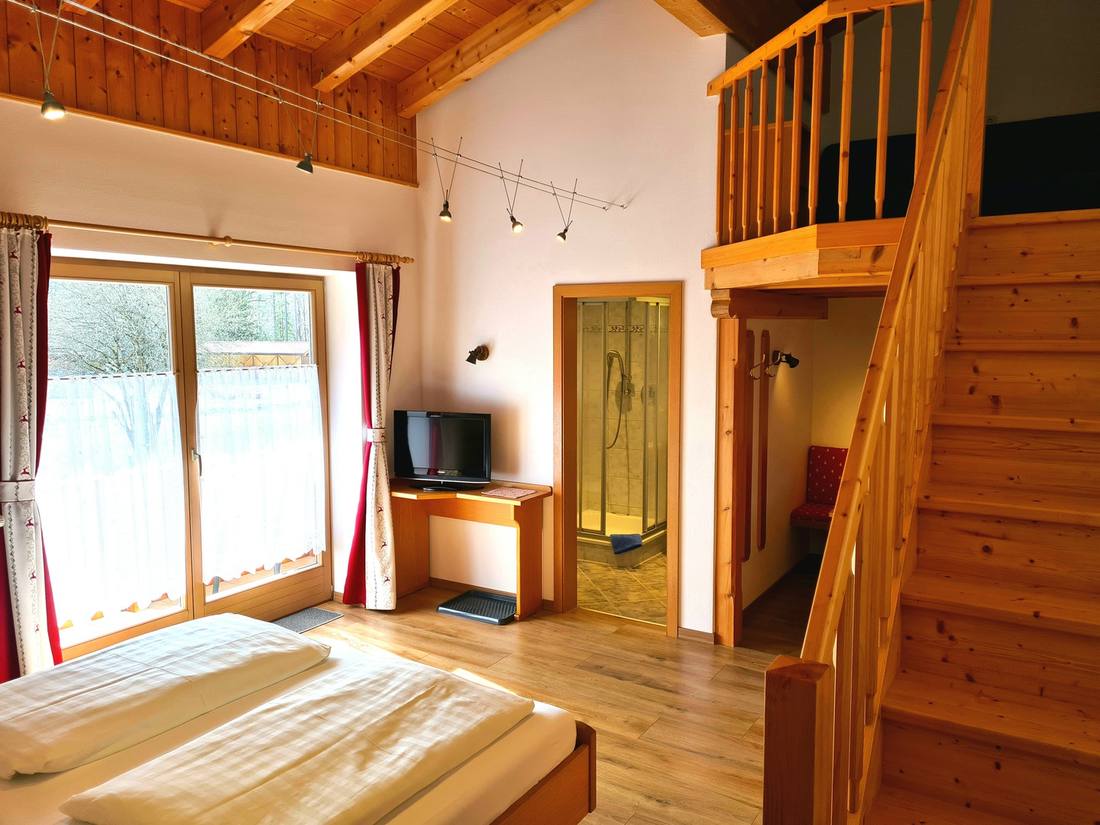 Badezimmer mit Waschtisch und Ablage