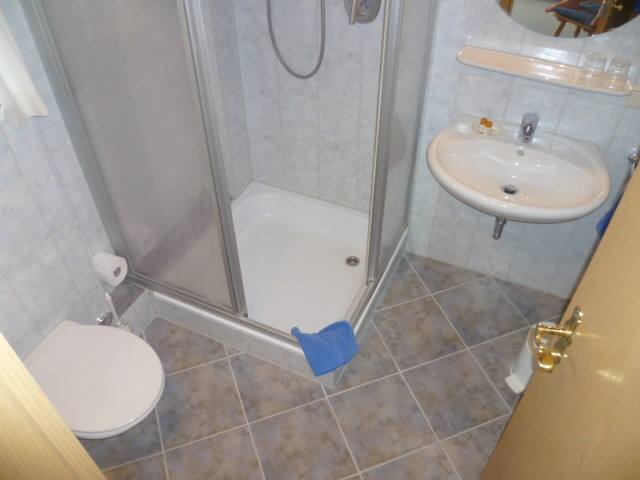 Badezimmer mit Vorhangdusche