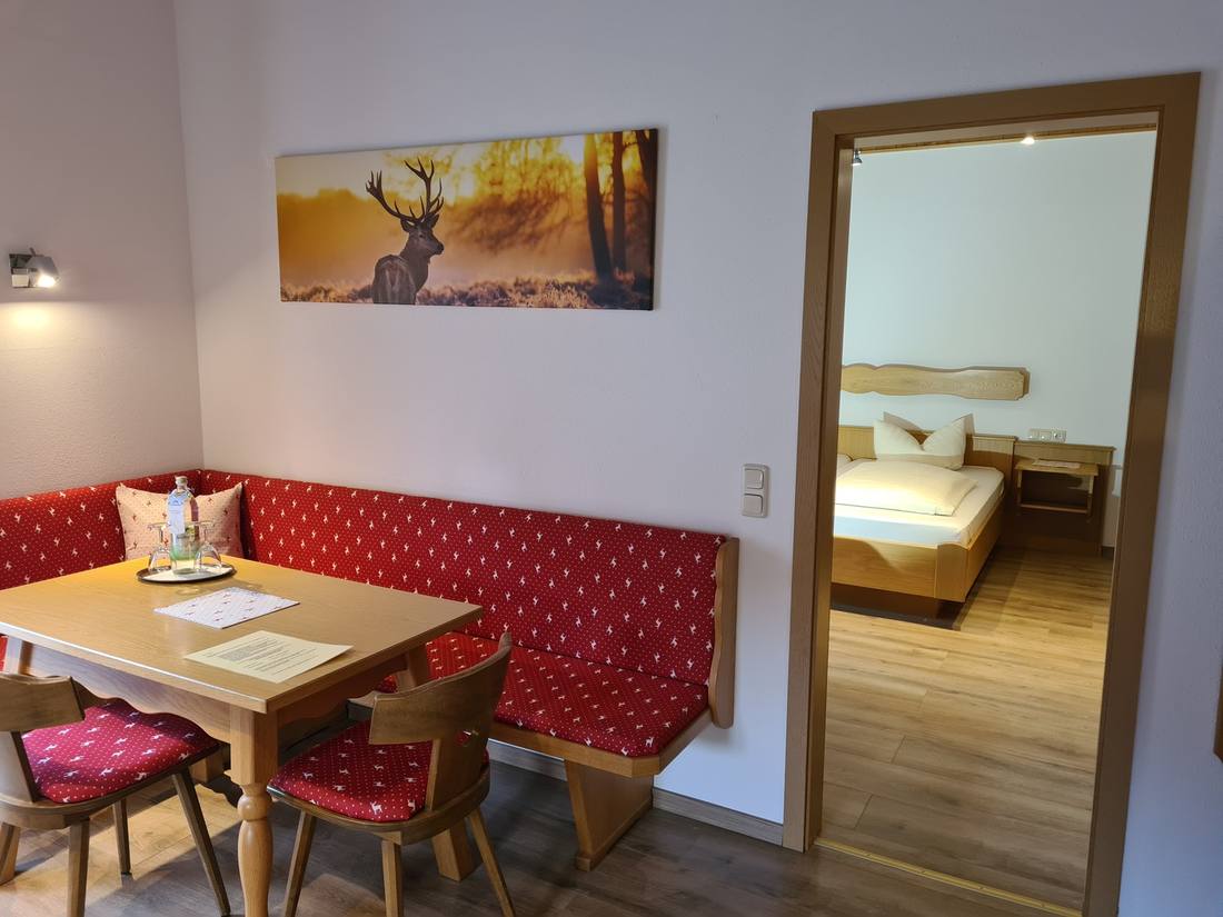 Emporenbett mit Holztreppe