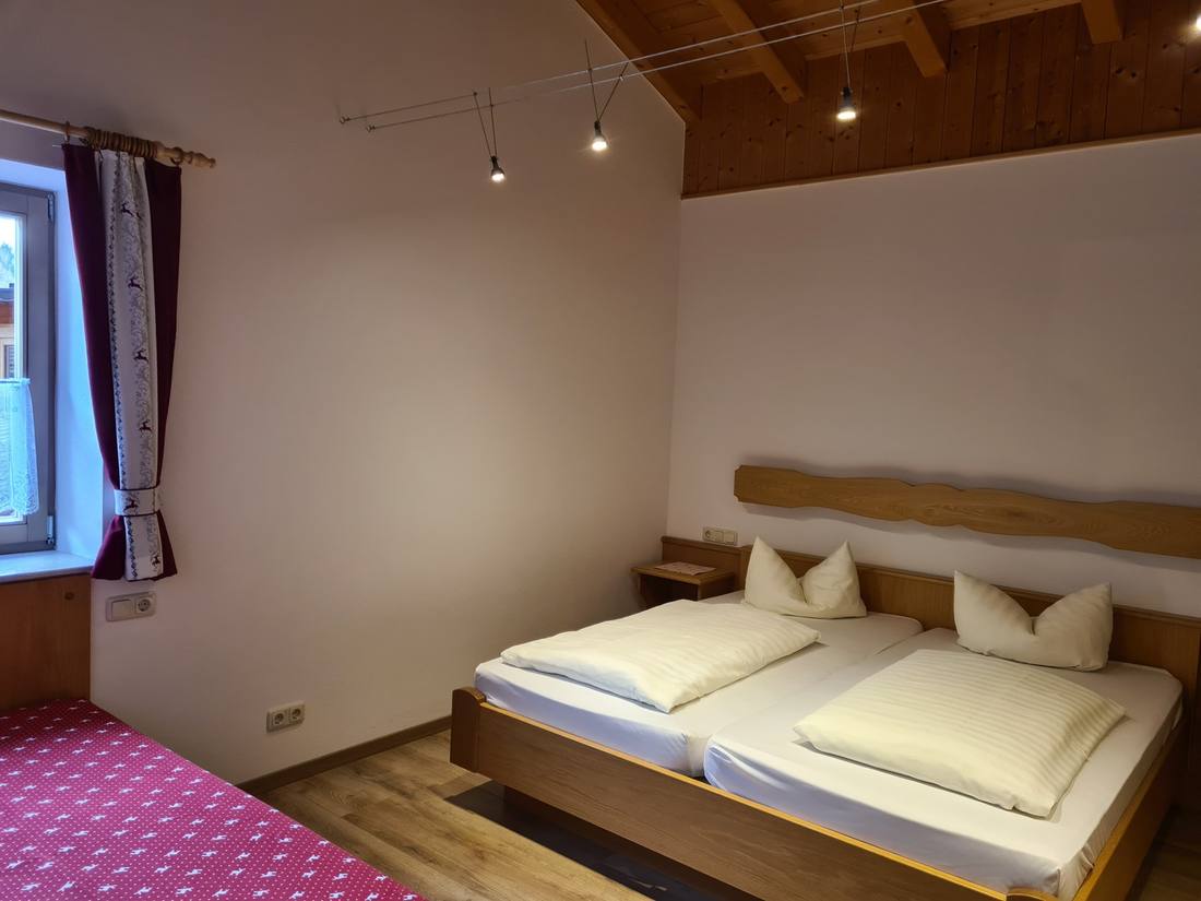 Zimmer mit Eßtisch und Rückzugsecke