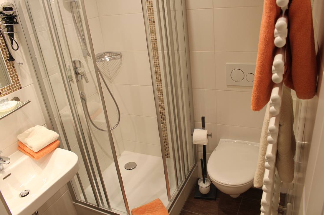 Bad mit Duschvorhang und WC