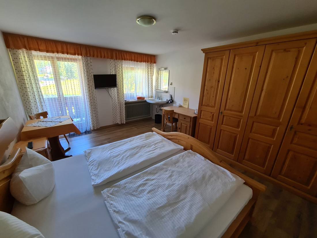 Doppelzimmer mit großer Schrankwand