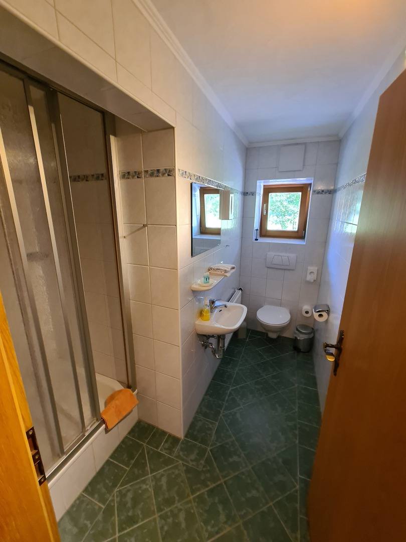 Badezimmer mit WC und Dusche